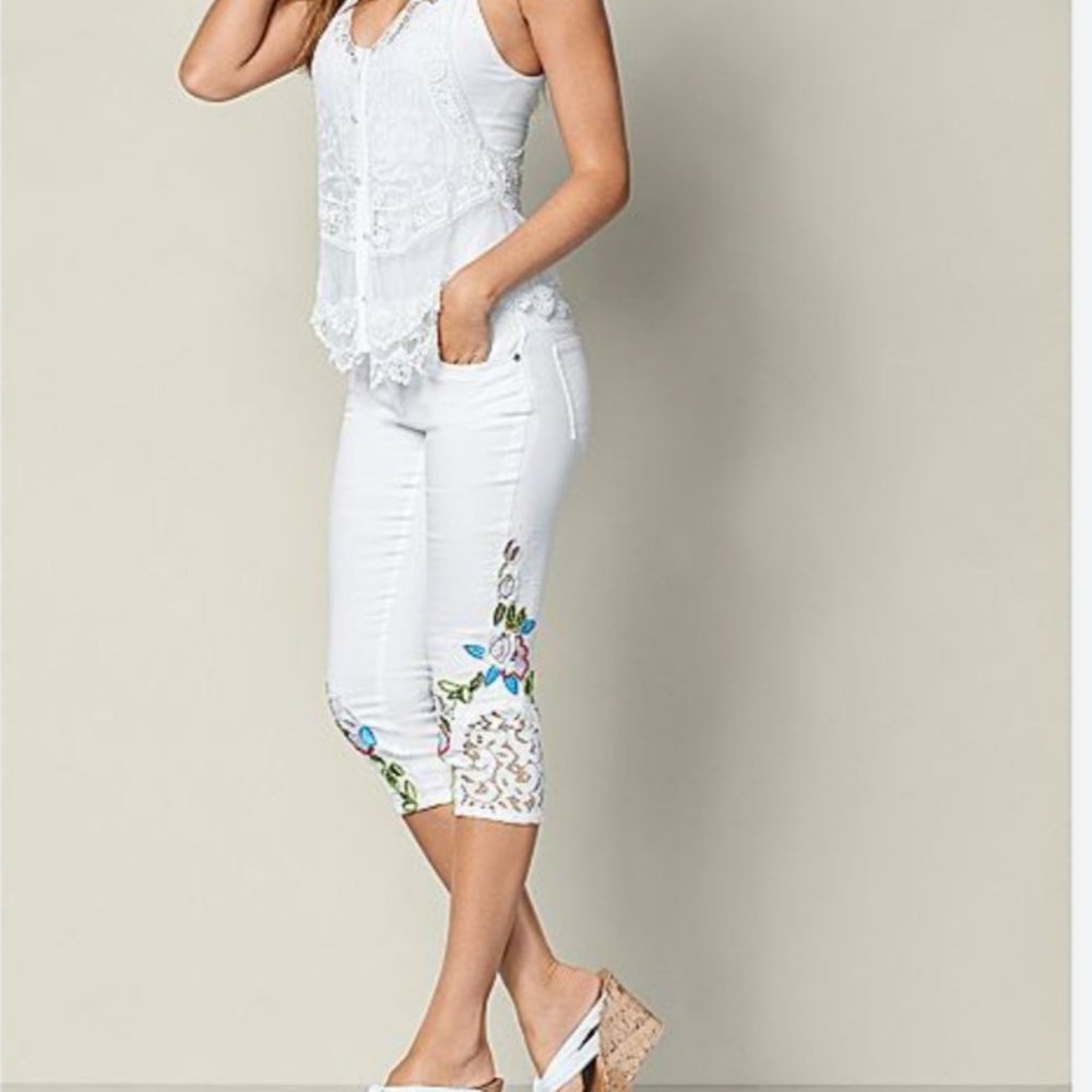 VENUS NWOT White Capri Pants with Embroidery &Lace Detail